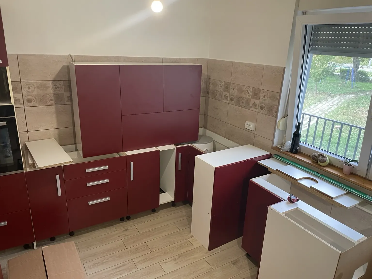 Kuhinjska zona s izvedenom podnom i zidnom keramikom tijekom montaže elemenata.