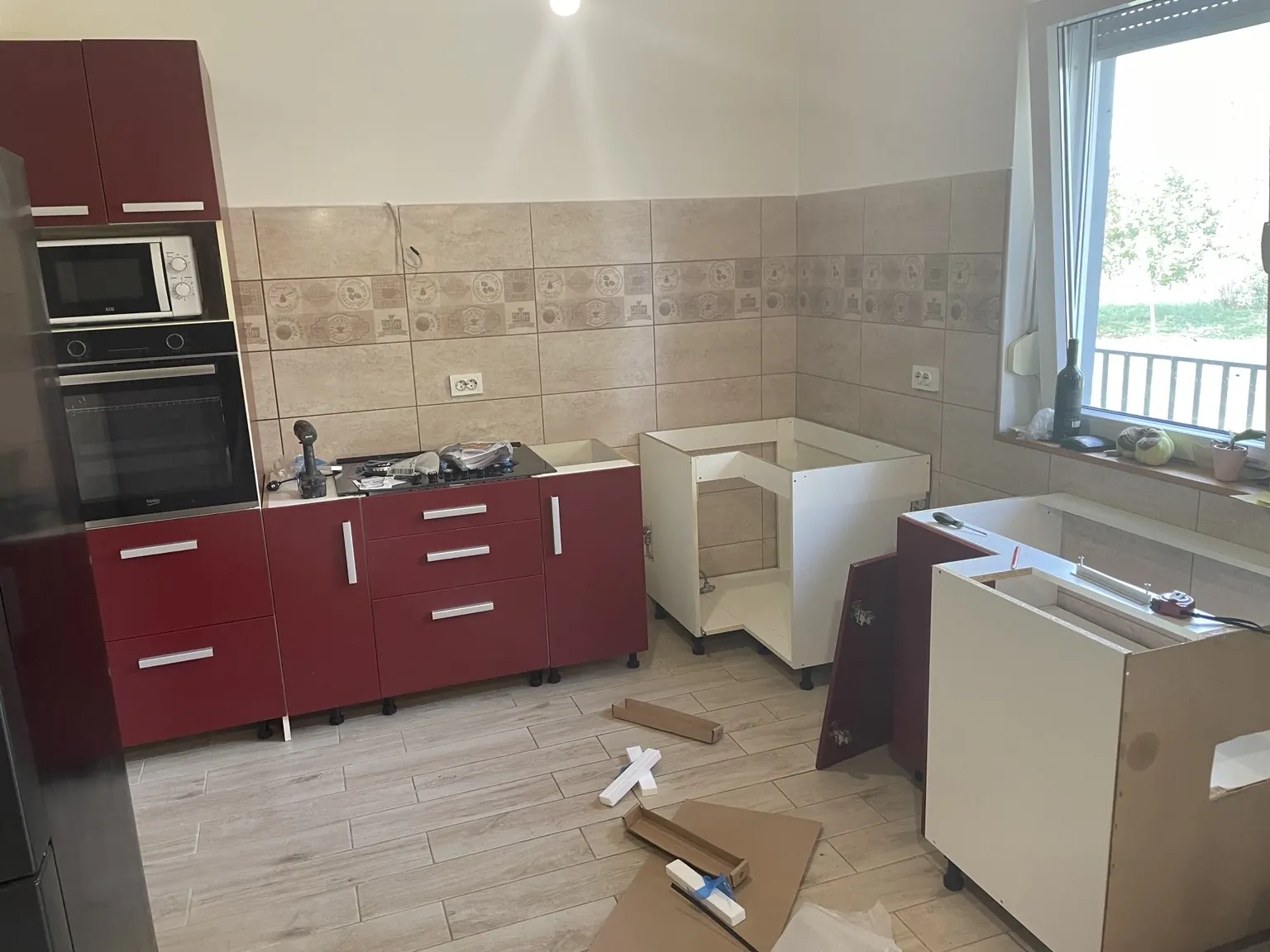 Kuhinjska zidna keramika i podna keramika kao dio završnih radova u privatnoj kući.