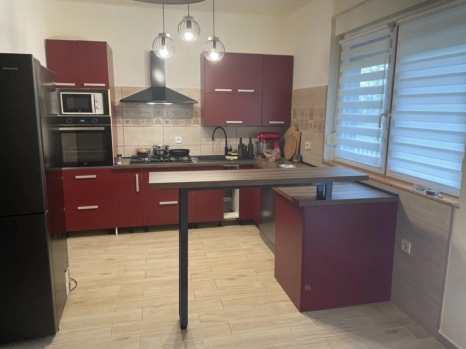 Završni prikaz kuhinjske zone s keramikom, radnom pločom i funkcionalnim rasporedom prostora.