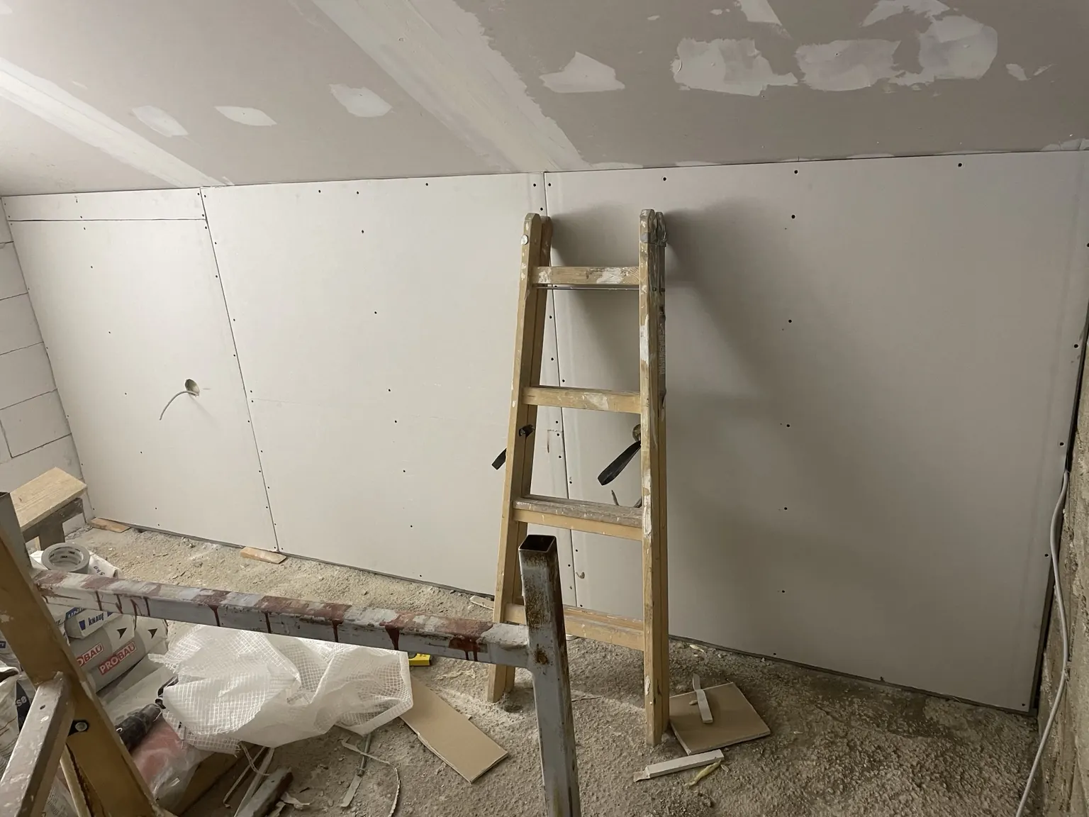 Oblaganje zida gipskartonskim pločama u potkrovlju nakon postavljene potkonstrukcije