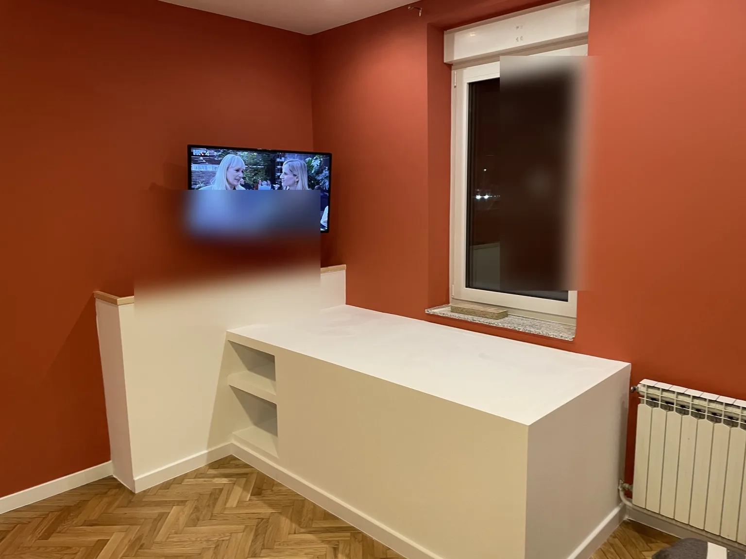Završena knauf kutija s policama i nosačem TV-a