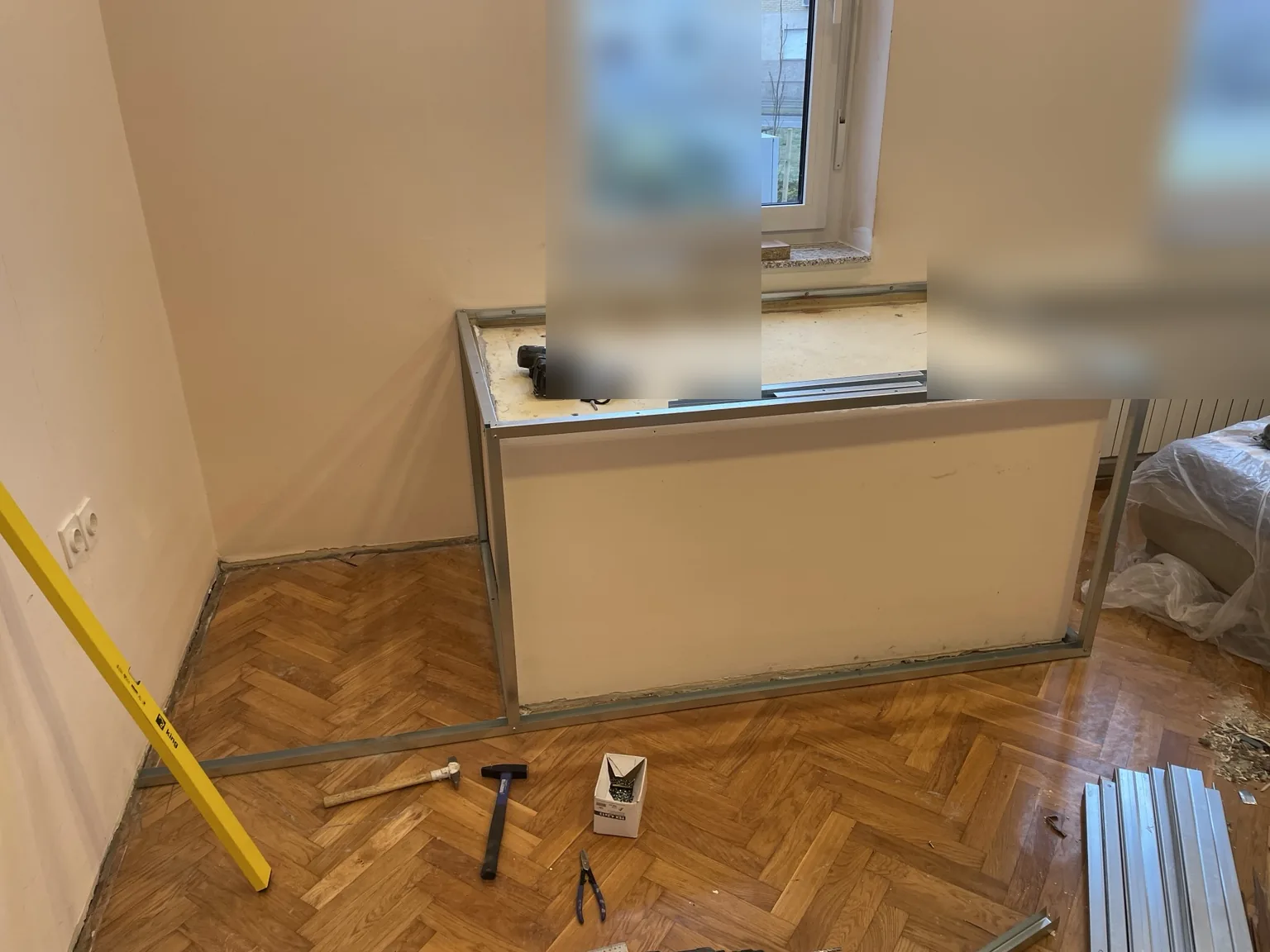 Izrada metalne potkonstrukcije za knauf kutiju ispod prozora u Osijeku