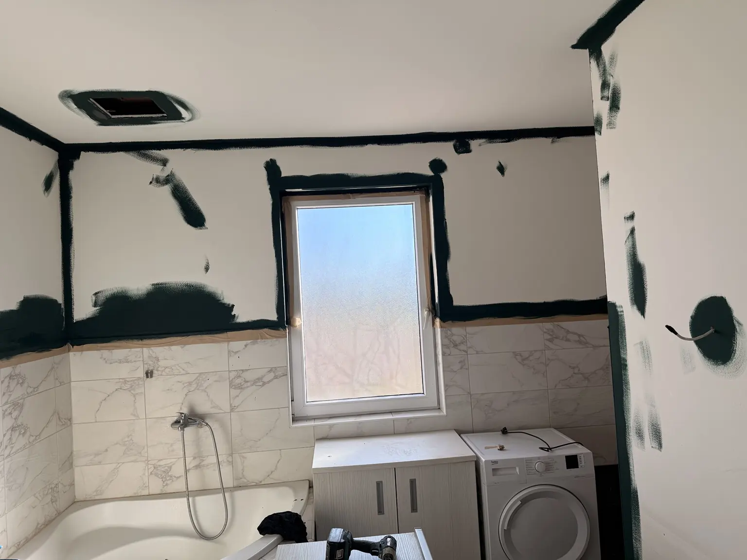 Priprema kupaonice za bojanje zidova i stropa u RAL 6012 mat nijansi, s obrađenim rubovima i zaštitom keramike.